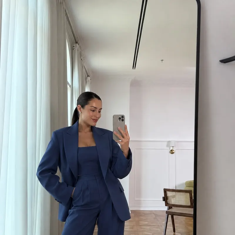 İrem Erkutlu lacivert takım elbiseyle ayna karşısında